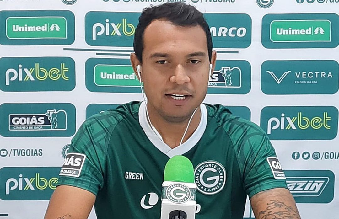 Atacante demonstrou felicidades em oportunidade de vestir a camisa esmeraldina; ele chega emprestado até o final do ano | foto: Reprodução Goiás EC