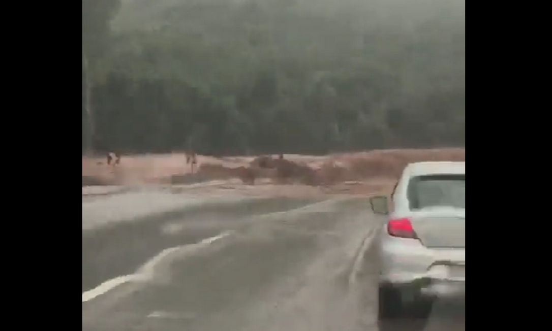 Fluxo de lama interditou trecho da BR-040 no local. | Foto: Internet