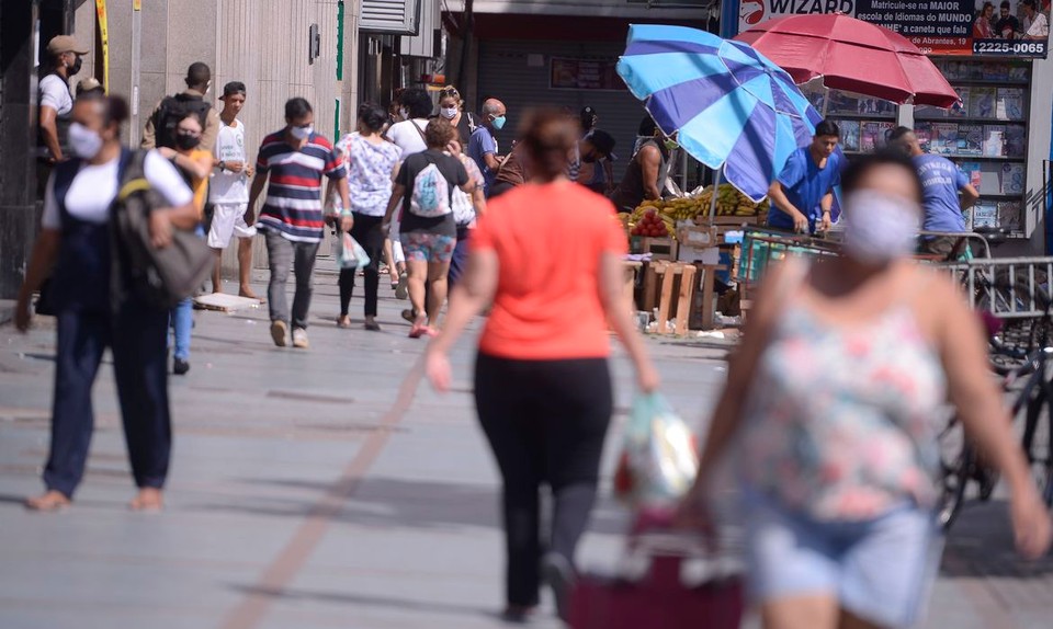 Assim como no Brasil, a ômicron já é dominante em diferentes países. Nos Estado Unidos, a variante corresponde a 80% dos casos rastreados | Foto: Reprodução