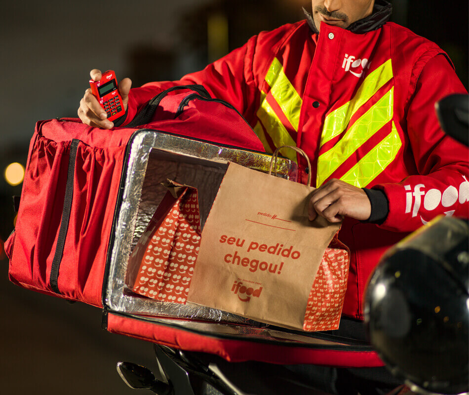 A lei prevê que a empresa de aplicativo de entrega deve fornecer ao entregador itens como máscaras, álcool em gel ou outro material higienizante para a proteção pessoal durante o trabalho. | Foto: Reprodução/Internet