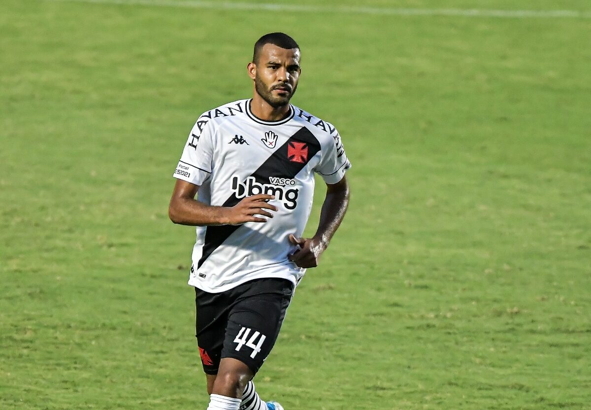 Ernando estava atuando na última temporada defendendo as cores do Vasco da Gama na Série B  |foto: Thiago Ribeiro / AGIF