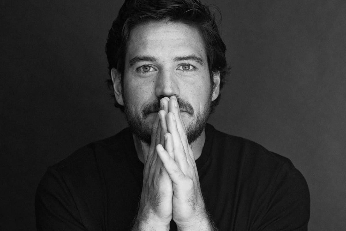 O ator faz um desabafo emocionante sobre sua carreira e sexualidade, onde revelou namoros escondidos, medos e superações para se assumir gay | Foto: Reprodução