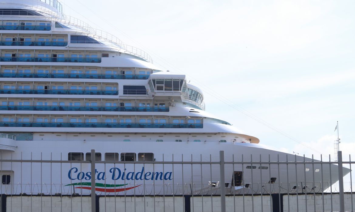 Há mais de 200 casos reportados nos navios monitorados, diz Anvisa. | Foto: Reprodução/Reuters/Fernanda Luz