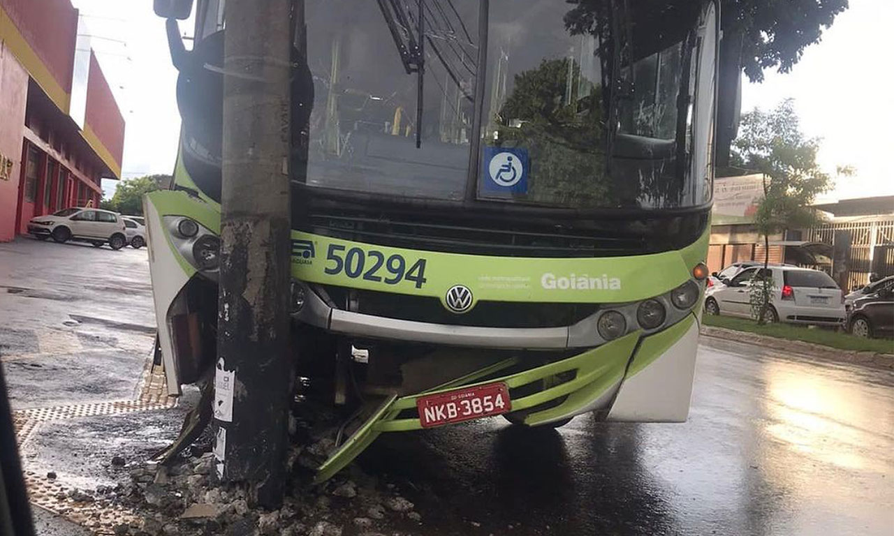 Segundo informações, o motorista do um ônibus foi "fechado" por um veículo de passeio, e precisou desviar para o meio fio para não bater | Imagens: Reprodução/Redes sociais