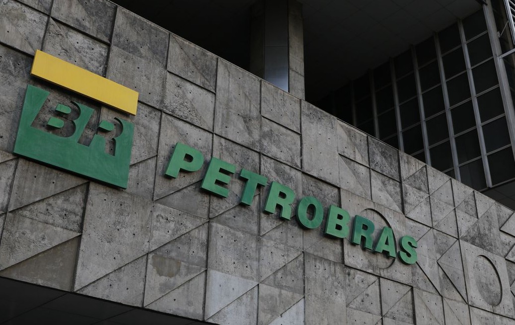 O aumento do preço do petróleo no mercado internacional, corte de custos e aumento da vendas de combustíveis são alguns fatores que influenciaram dizem especialistas. [Foto: reprodução