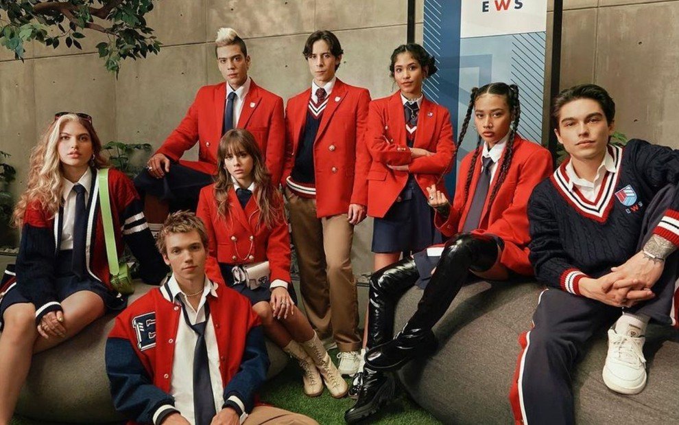 Famosa por ter lançado a banda RBD, que foi uma das mais populares da América Latina, a nova versão traz novos personagens mais modernos e atrativos | Fotos: Reprodução