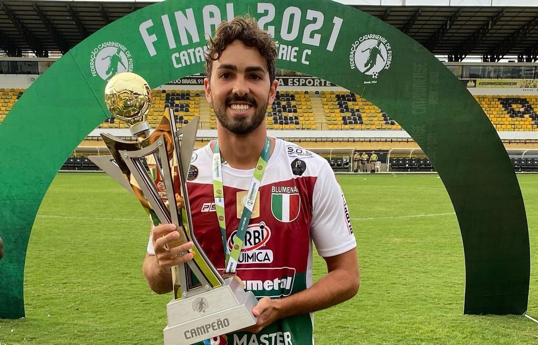 Meia Thales Quadros recentemente foi campeão da Terceira Divisão do Catarinense, pelo Blumenau | foto: Arquivo pessoal