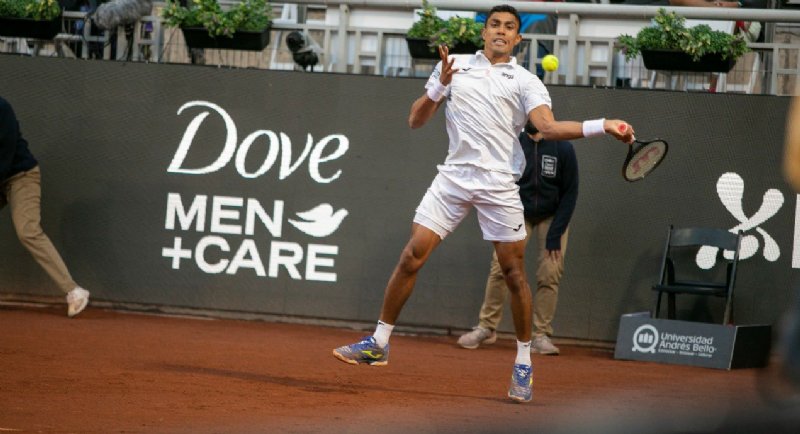 Mais uma vez, Thiago Monteiro venceu um rival bastante qualificado no ATP 250 de Santiago e garantiu seu lugar nas quartas de final do torneio em quadras de saibro | Foto: Chile Open