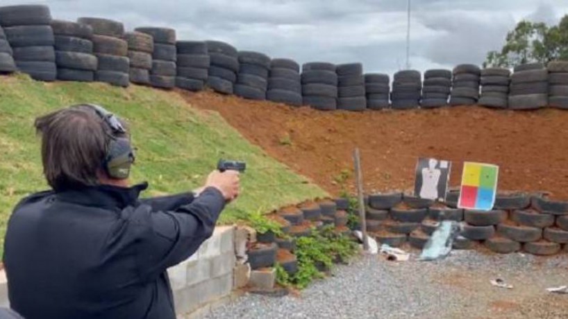 O influenciador  publicou um vídeo e criticou as habilidades do ex-militar no manuseio de uma arma de fogo | Foto: Reprodução