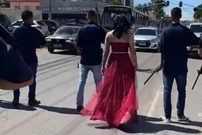 Após o vídeo viralizar nas redes socais, a mulher ficou conhecida como 'Dama de Vermelho', mas agora terá que prestar esclarecimentos a Policia | Foto: Reprodução
