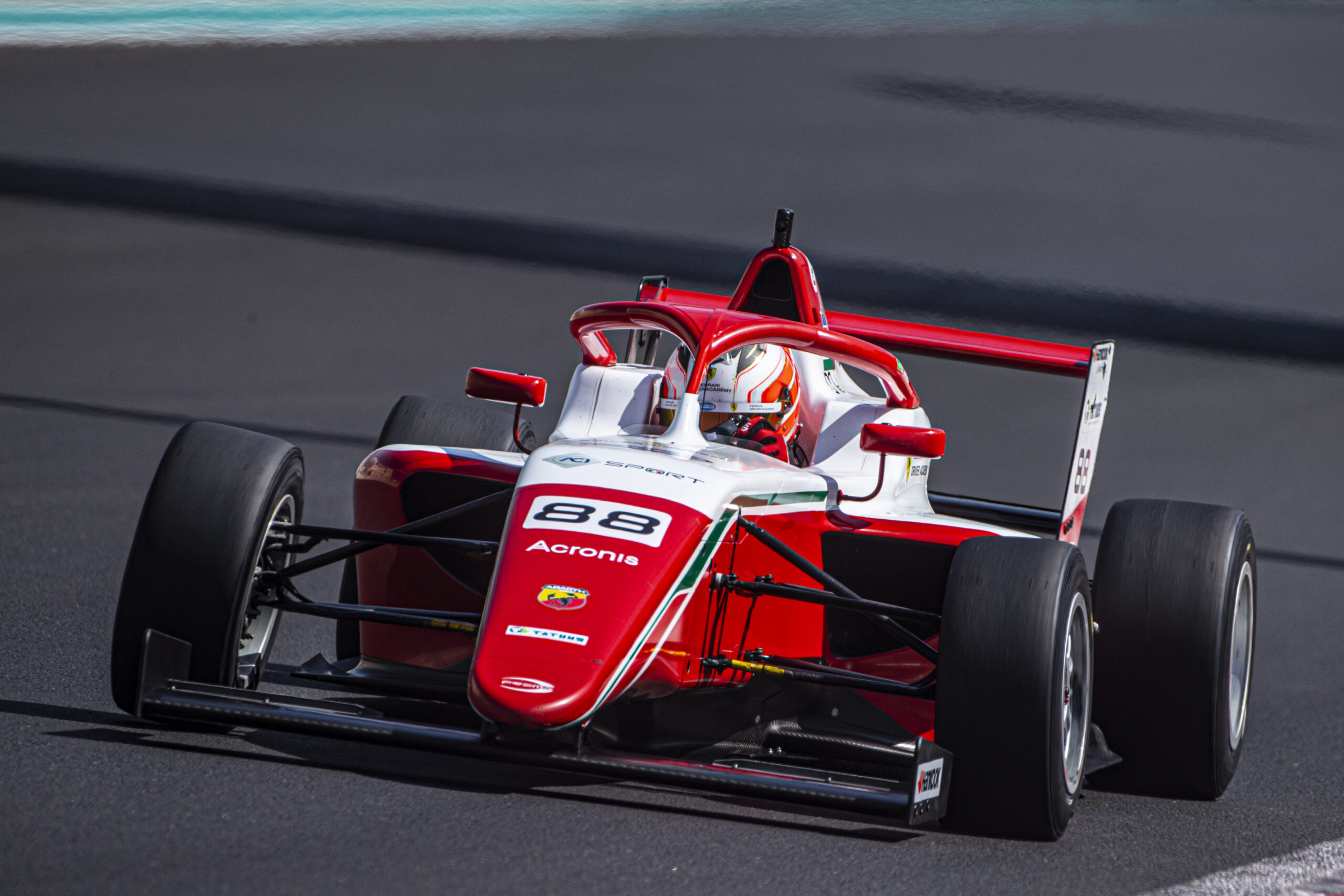 Pernambucano da Ferrari Driver Academy crava duas poles e vence duas vezes na sexta-feira, mas tem um dos triunfos transformado em segundo lugar | Foto: Prema Racing