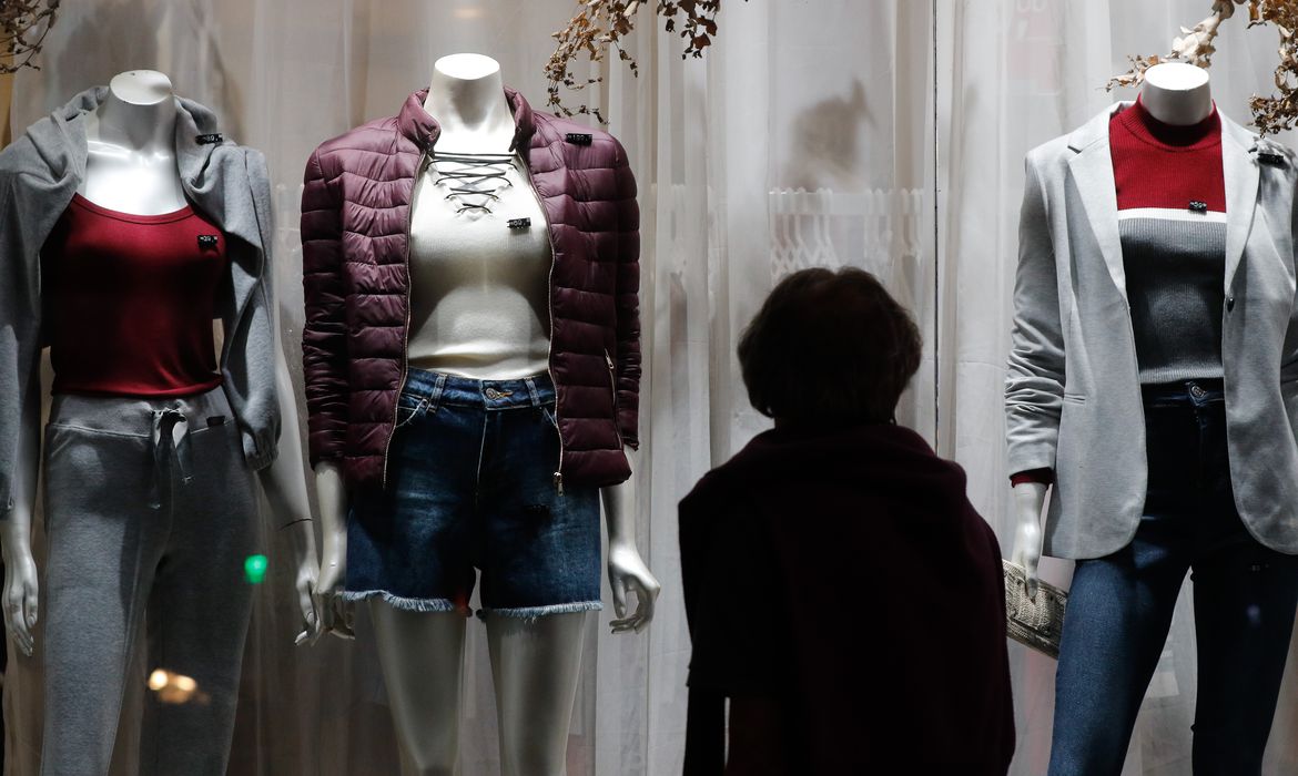 Rio de Janeiro - Vitrine de roupas em loja de rua, comércio no Centro do Rio. (Fernando Frazão/Agência Brasil)