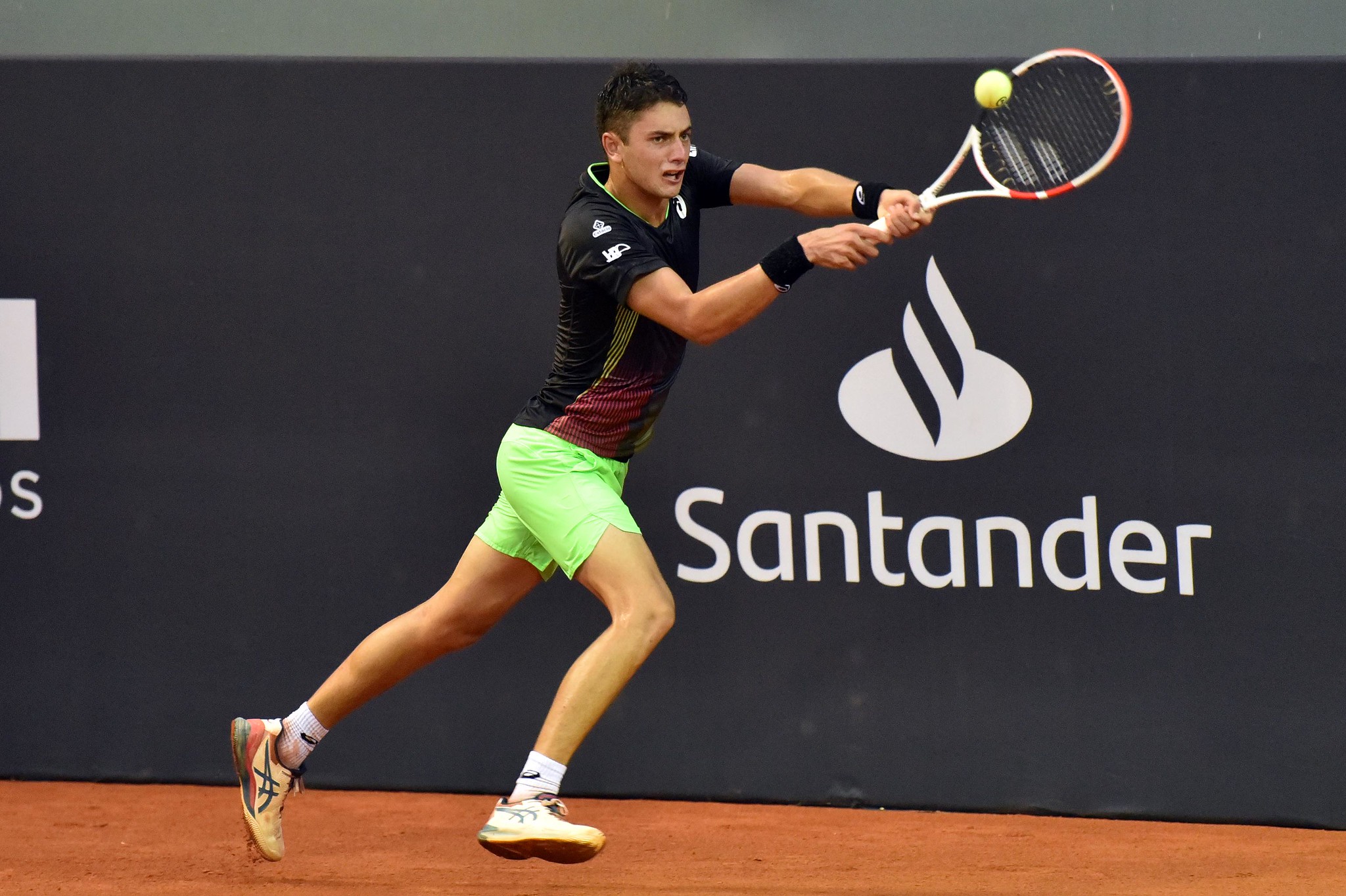 Brasileiro enfrenta neste domingo colombiano Daniel Galan em busca da vaga | Foto: Divulgação/Fotojump
