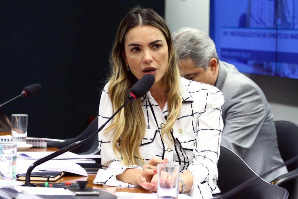 Para a relatora, deputada Paula Belmonte, o texto garante o afastamento enquanto não há a proteção da imunização | Foto: Reprodução