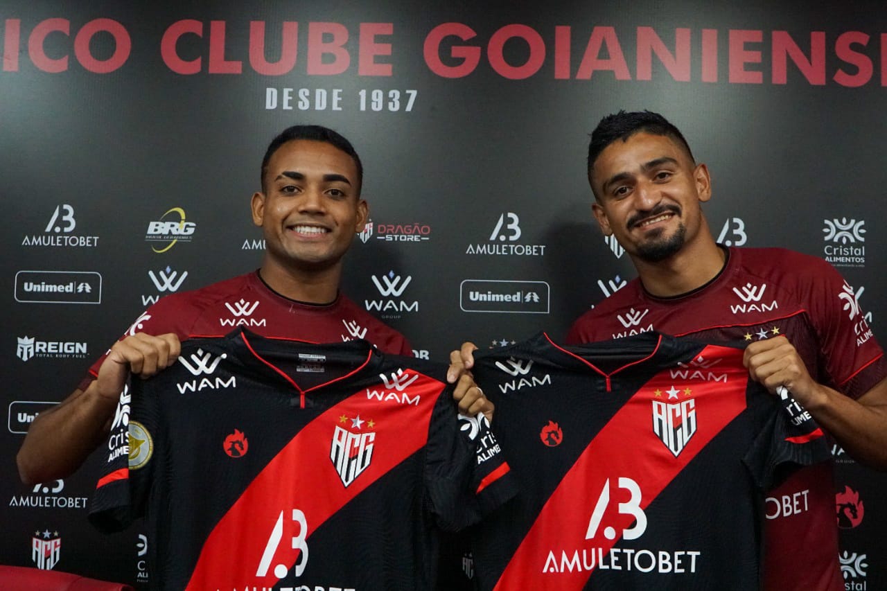 O atacante Airton e o zagueiro Ramon Menezes foram oficialmente apresentados pelo Dragão | Foto: Atlético-GO