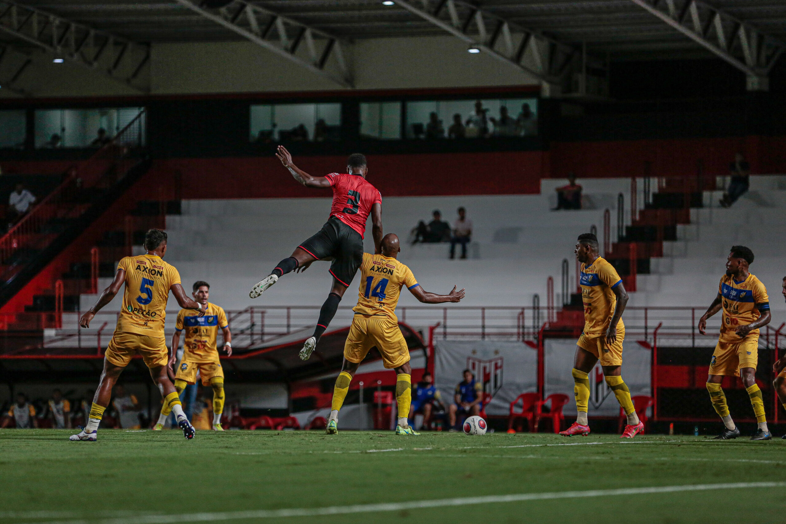 No Estádio Antônio Accioly, Atlético Goianiense e Iporá empataram por 1 a 1 | Foto: Bruno Corsino/Atlético-GO