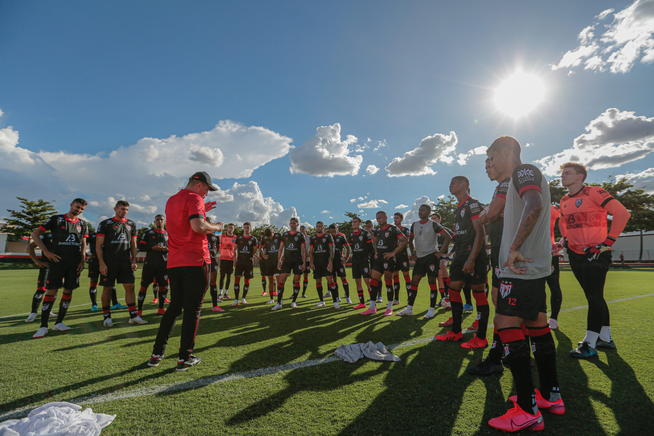 Contra o Lobo Guará, Umberto Louzer fará sua estreia à frente do comando técnico do Rubro-Negro | Foto: Bruno Corsino/Atlético-GO