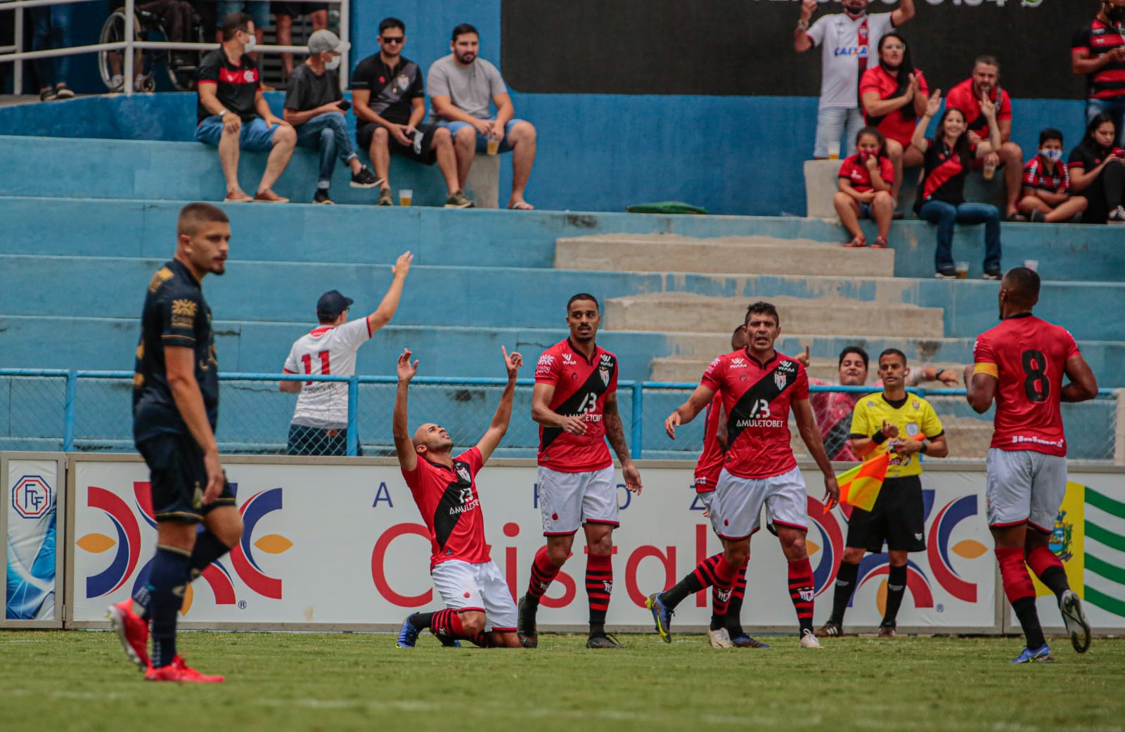 Com dois gols do lateral-direito Dudu, o Atlético Goianiense derrotou a Aparecidense por 2 a 1, no Anníbal Batista de Toledo | Foto: Bruno Corsino/Atlético-GO