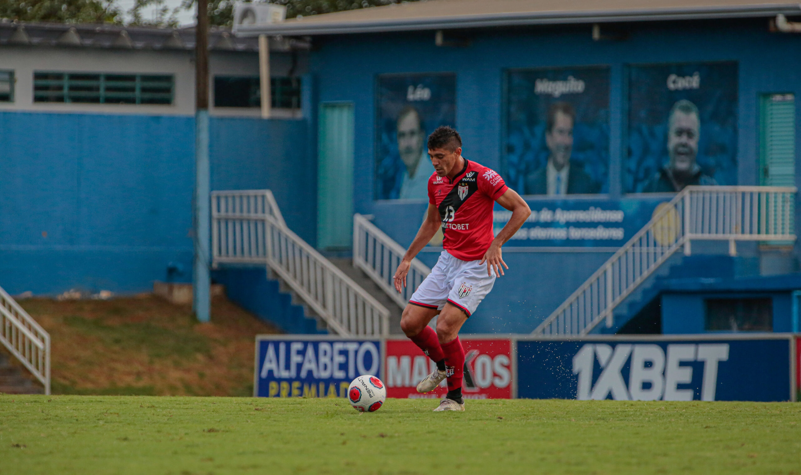 Afastado dos gramados por 10 meses por conta de uma lesão, Edson voltou a atuar nos dois jogos do Atlético contra a Aparecidense | Foto: Bruno Corsino/Atlético-GO