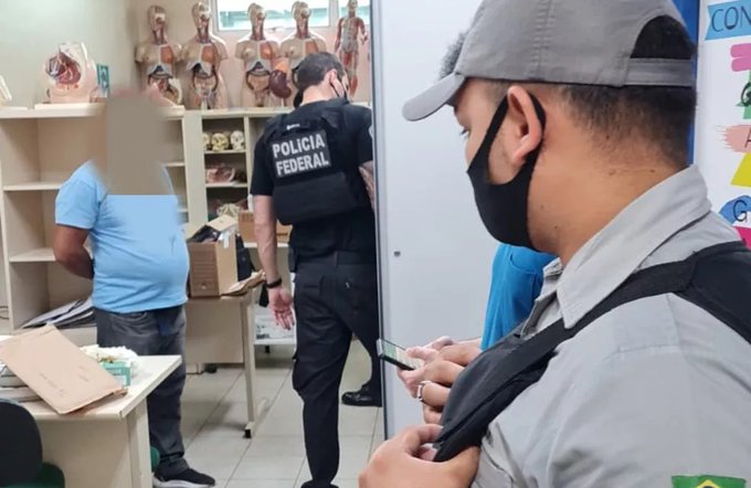 Responsável pelo laboratório de anatomia humana na Universidade do Estado do Amazonas, o suspeito enviou um pacote contendo uma mão e três placentas para Singapura | Foto: Divulgação PF