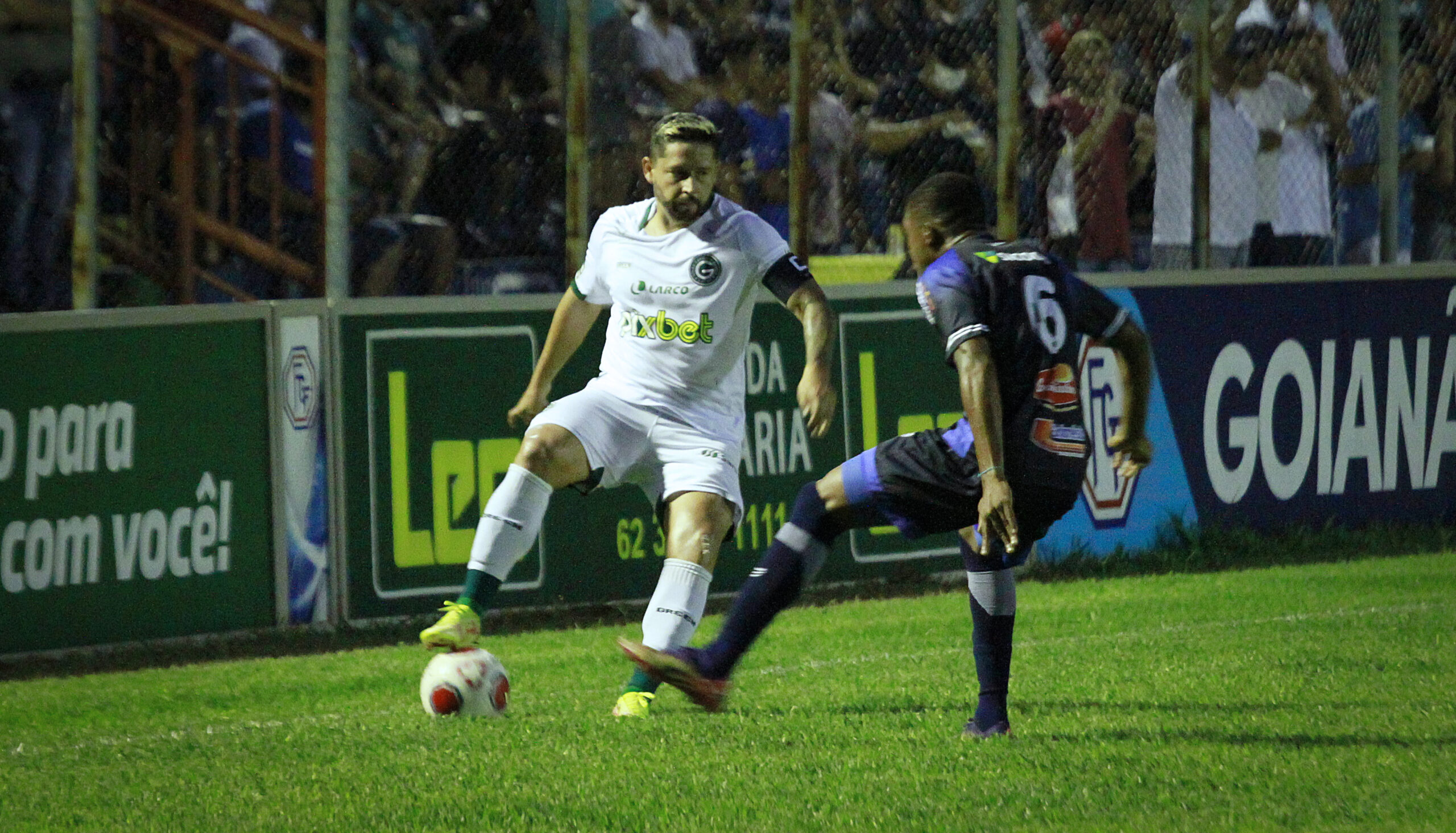 O meia Élvis marcou o gol que deu a vitória ao Esmeraldino no Vale do São Patrício | Foto: Rosiron Rodrigues/Goiás EC