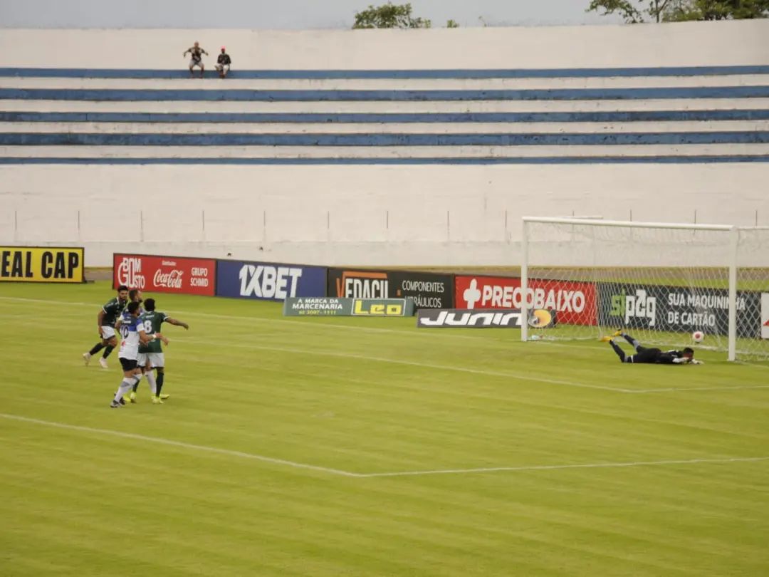 No Estádio Arapucão, a Jataiense venceu o Goianésia por 1 a 0, com gol de pênalti de Gean | Foto: Amarildo Gonçalves