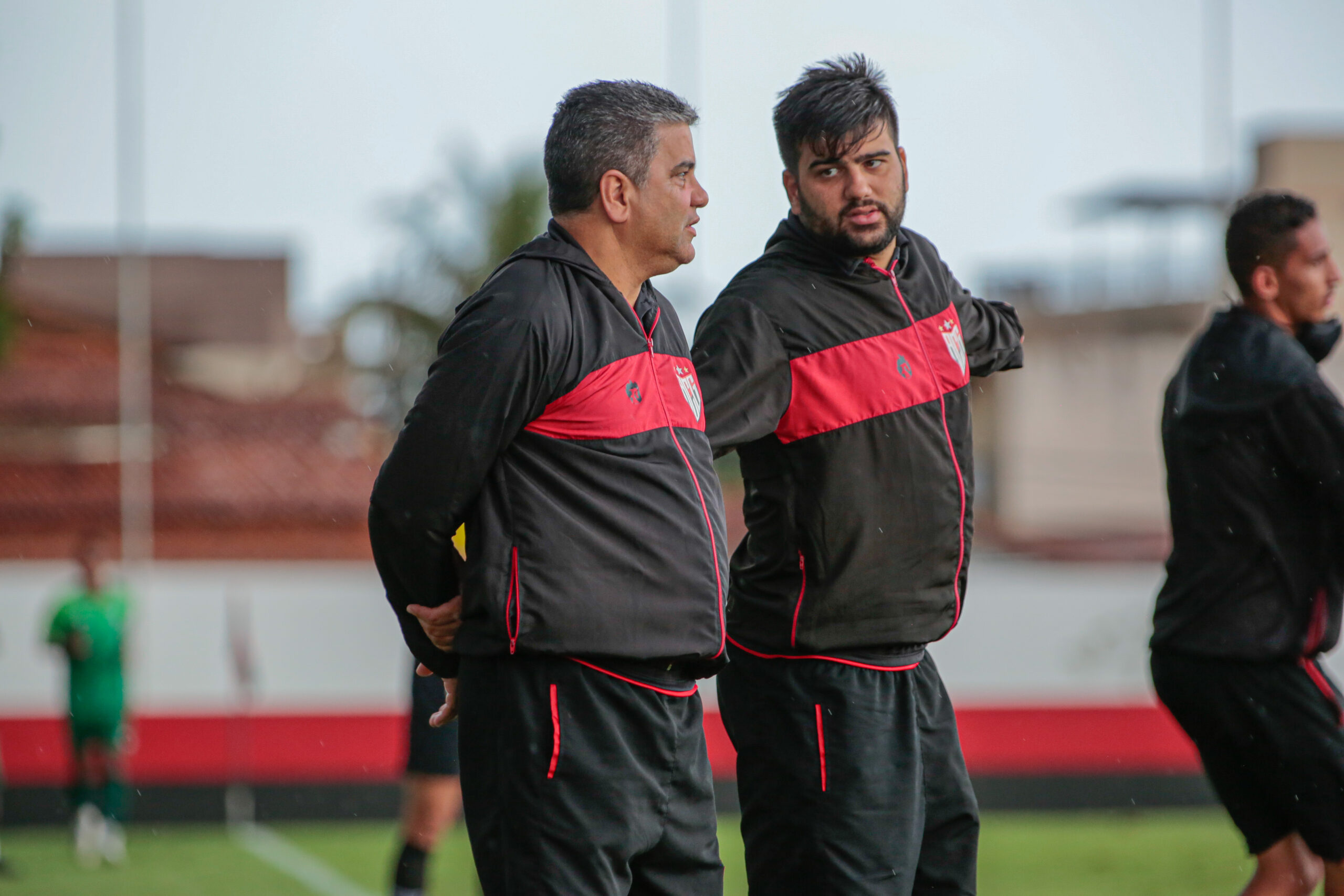 Além de Marcelo Cabo, seu filho e auxiliar técnico, Gabriel Cabo, também deixa o Atlético Goianiense | Foto: Bruno Corsino/Atlético-GO