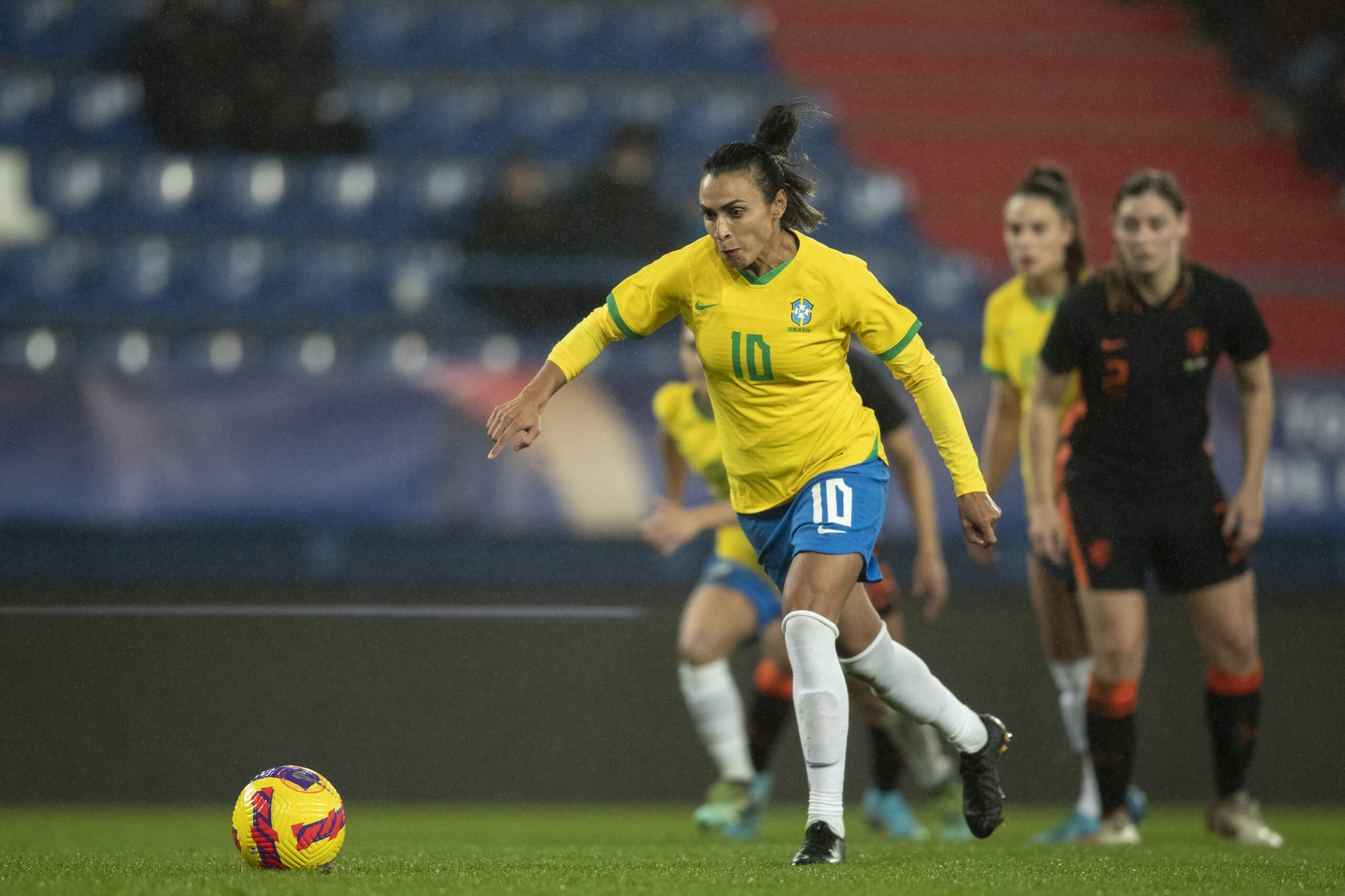 De pênalti, Marta marcou o único gol do Brasil no empate com a Holanda | Foto: Thaís Magalhães/CBF
