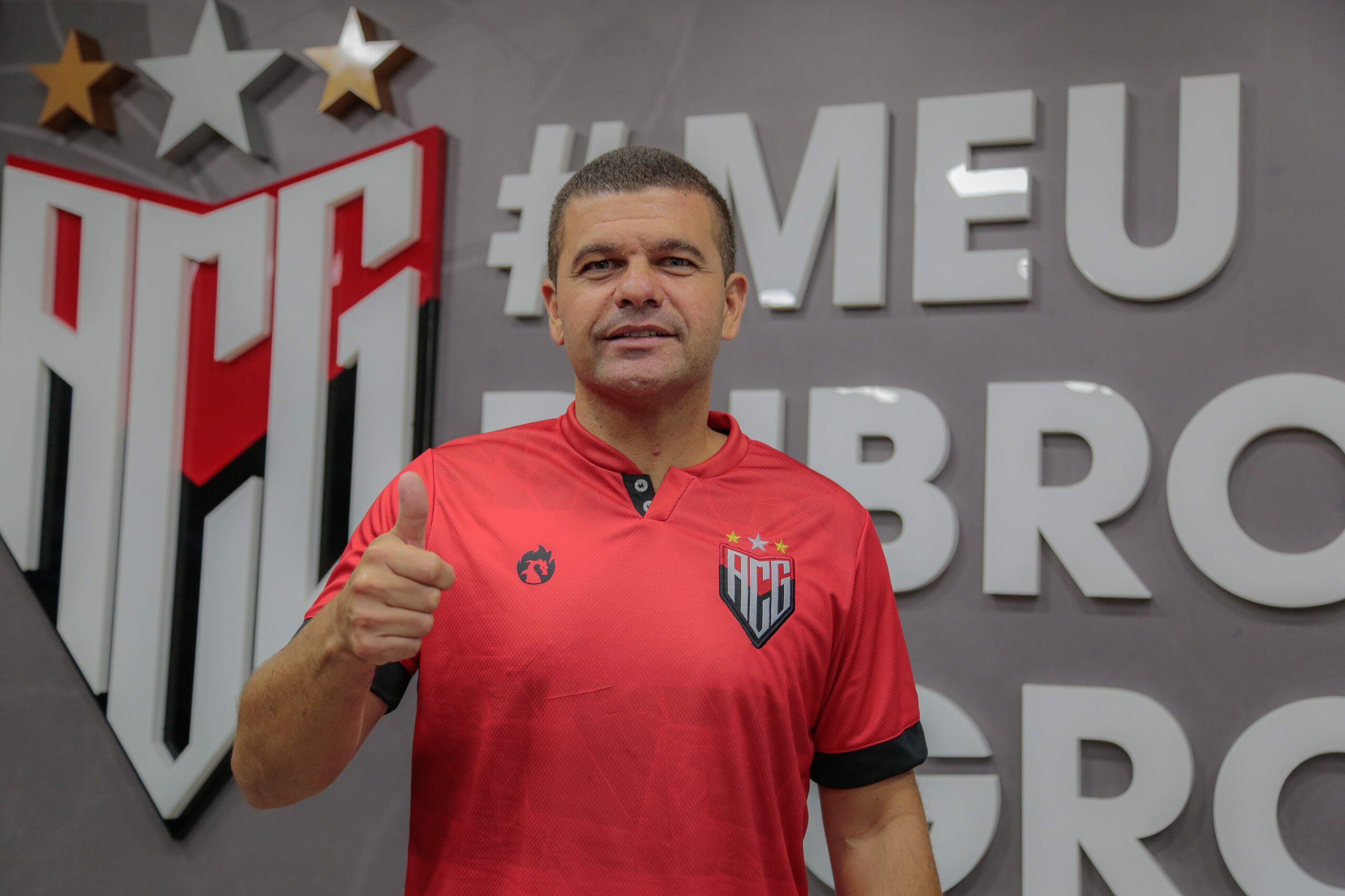 Após as saídas de Marcelo Cabo e Eduardo Souza, o treinador Umberto Louzer, de 41 anos, assume o comando do Atlético | Foto: Bruno Corsino/Atlético-GO