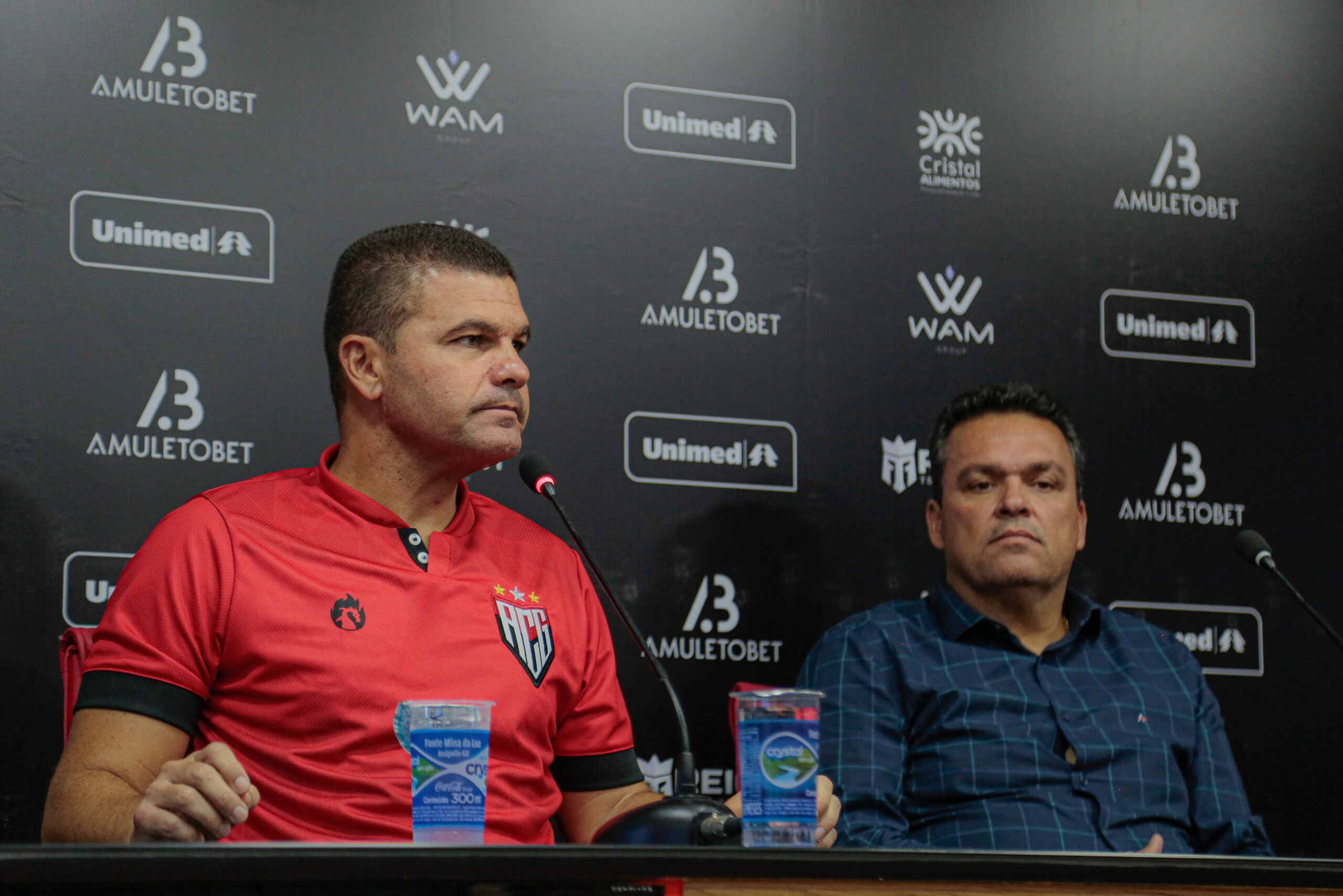 Ao lado do presidente Adson Batista, Umberto Louzer, o novo treinador atleticano foi oficialmente apresentado | Foto: Bruno Corsino/Atlético-GO