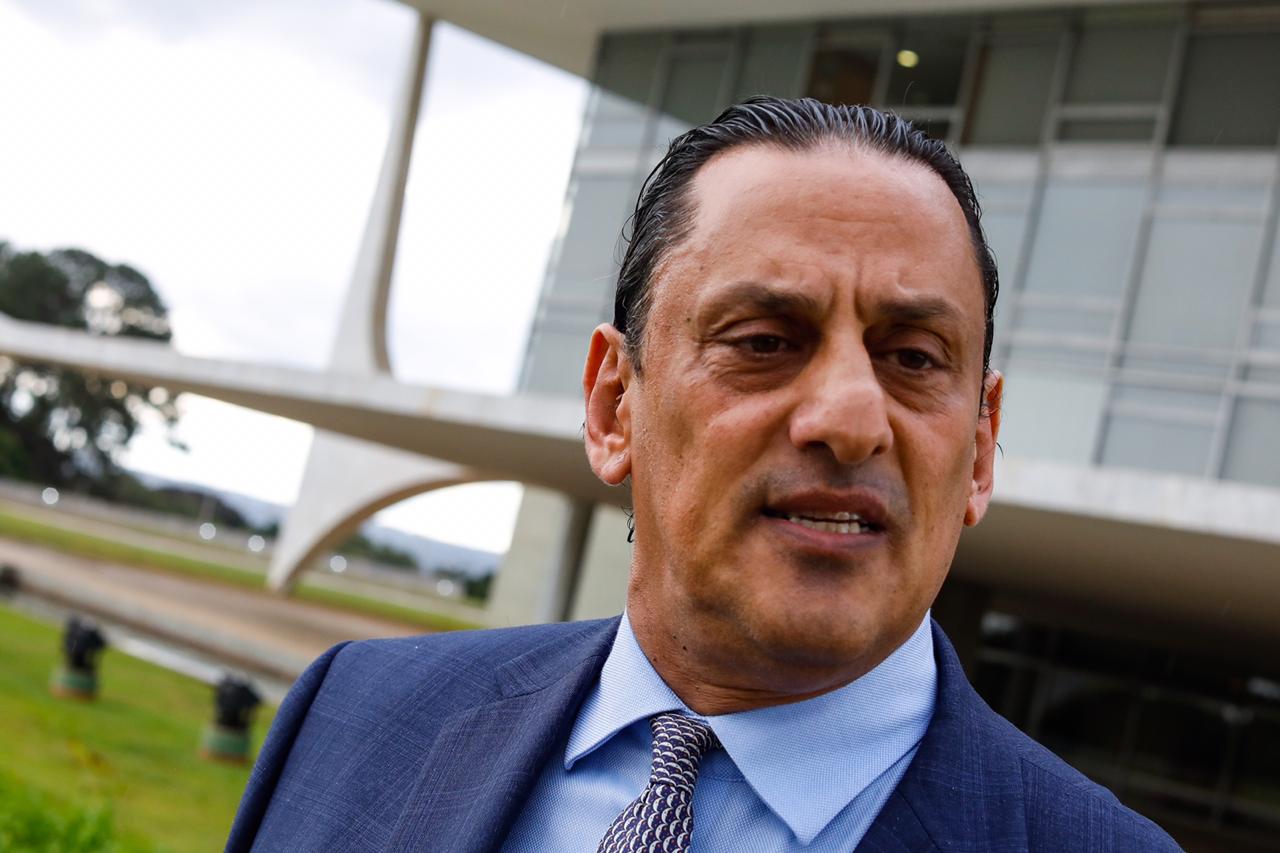 A denúncia explica que em outubro de 2020, Wassef teria dito à uma garçonete: “Não quero ser atendido por você. Você é negra, tem cara de sonsa e não vai saber anotar meu pedido” | Foto: Divulgação