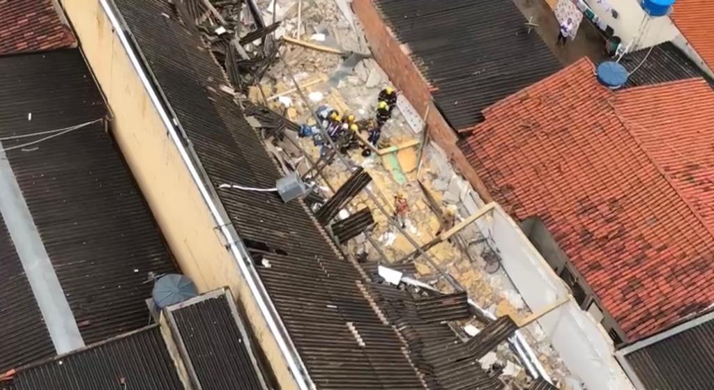 Segundo os Bombeiros, a vítima trabalhava na laje da obra, quando houve o desabamento da estrutura | Foto: Reprodução