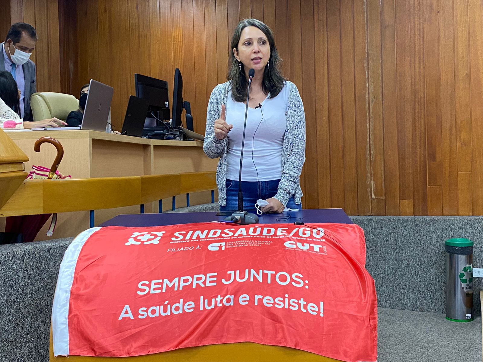 Faixa que pedia dignidade para os trabalhadores da saúde foi arrancada das mão da vice-presidente do SindSaúde | Foto: