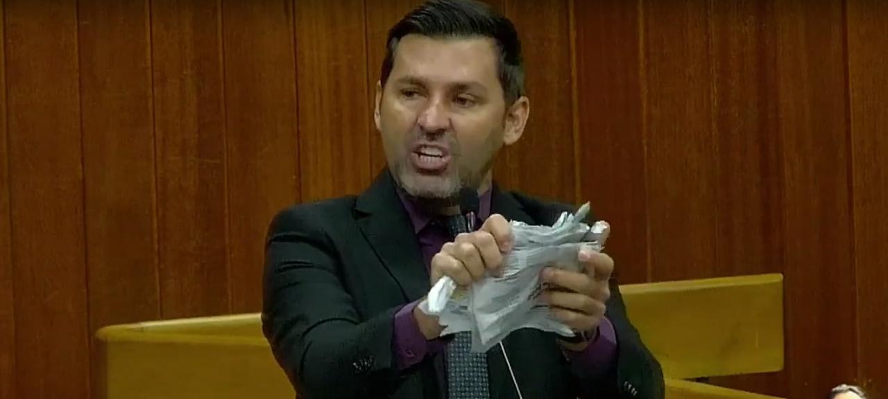 Vereador que se vestiu de palhaço após repercussão negativa do Código Tributário disse que o veículo deveria fechar | Foto: Reprodução