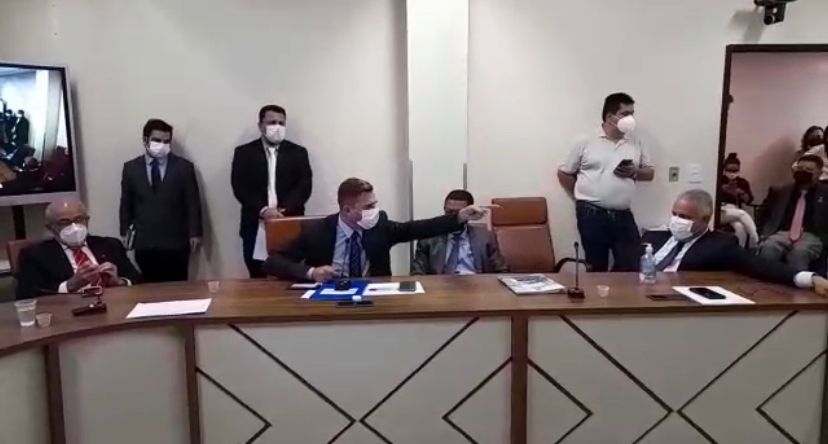 Pedro Azulão Jr e Clécio Alves elevaram o tom ao discutirem troca do nome da Av. Castelo Branco por Av. Iris Rezende