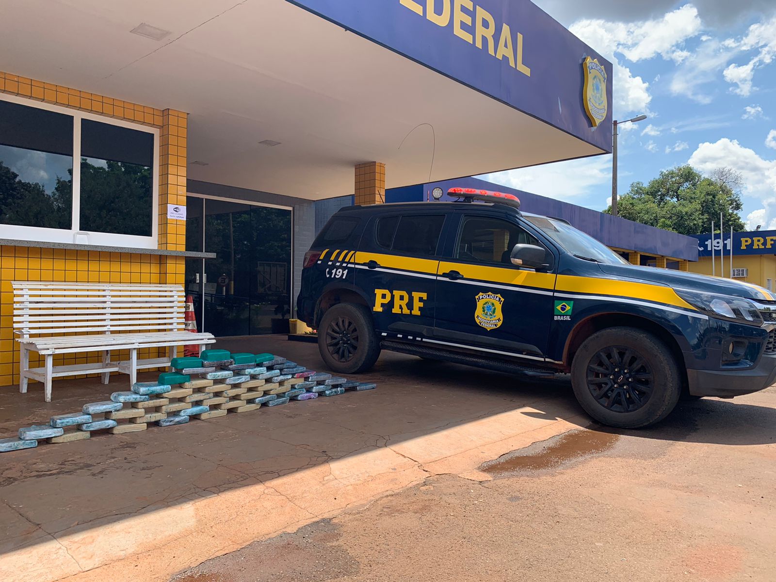 O trio foi preso e levado para a polícia civil de Jataí, essa é a segunda grande apreensão de drogas na região em menos de 24 horas | Foto: PRF