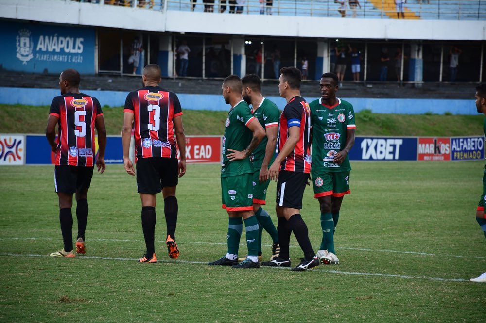 Time tricolor saiu atrás do placar, mas logo conseguiu virar para cima do Morrinhos e seguir empatado com o Goiás na liderança | foto: Comunicação Anápolis FC