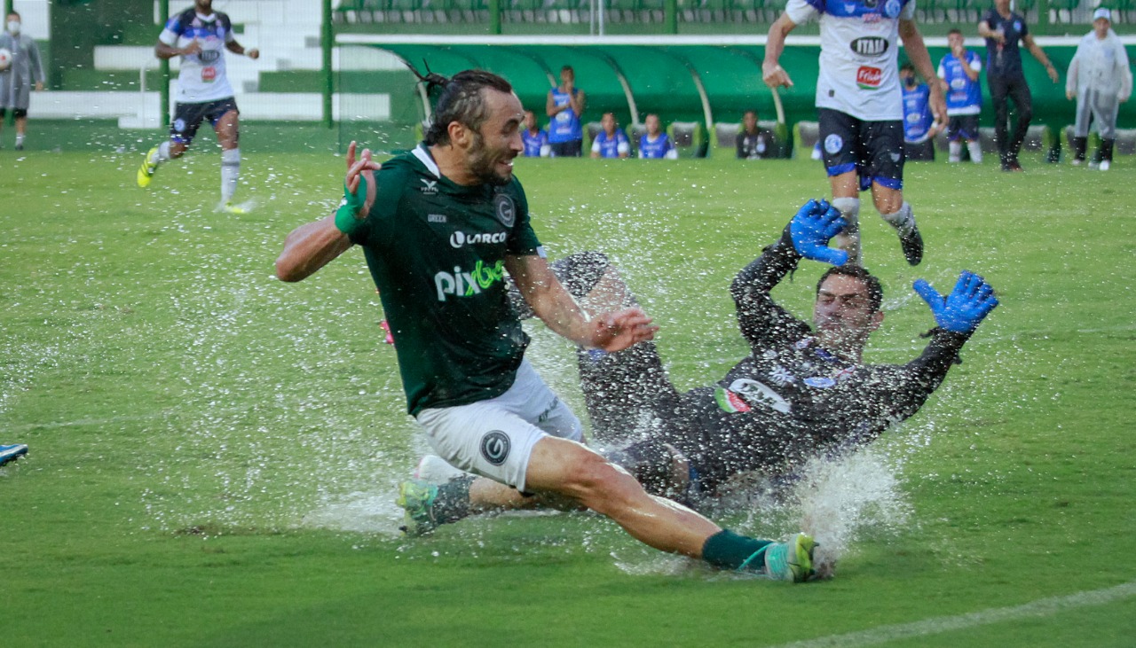 Lateral-direito Apodi foi autor do primeiro gol após passe de Vinicius; jogador deu carrinho na chuva para balançar as redes | foto: Rosiron Rodrigues / Goiás EC