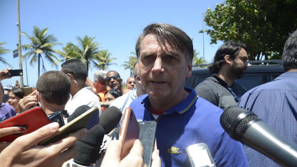 O presidente eleito, Jair Bolsonaro, fala com jornalistas na chegada a sua casa onde mora em um condomínio na Barra da Tijuca, na zona oeste do Rio.