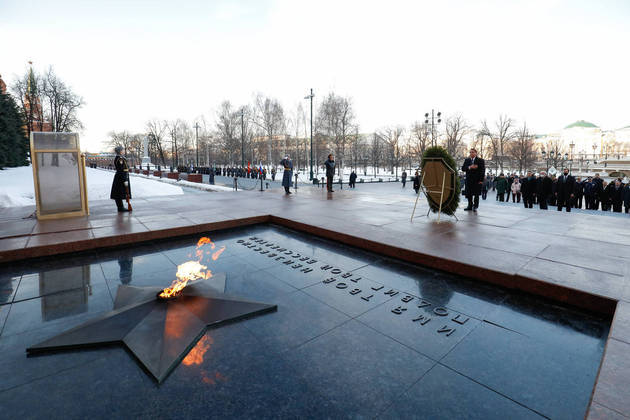 Em Moscou, Bolsonaro e ministros participam de cerimônia em homenagem a soldados comunistas 2 bolsonaro homenagem