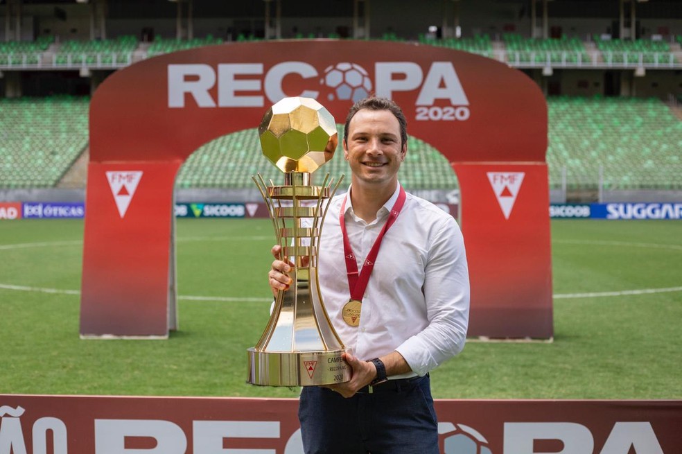 Bruno Pivetti foi campeão da recopa mineira em 2020, treinando a equipe da Tombense | foto: Victor Souza / Tombense