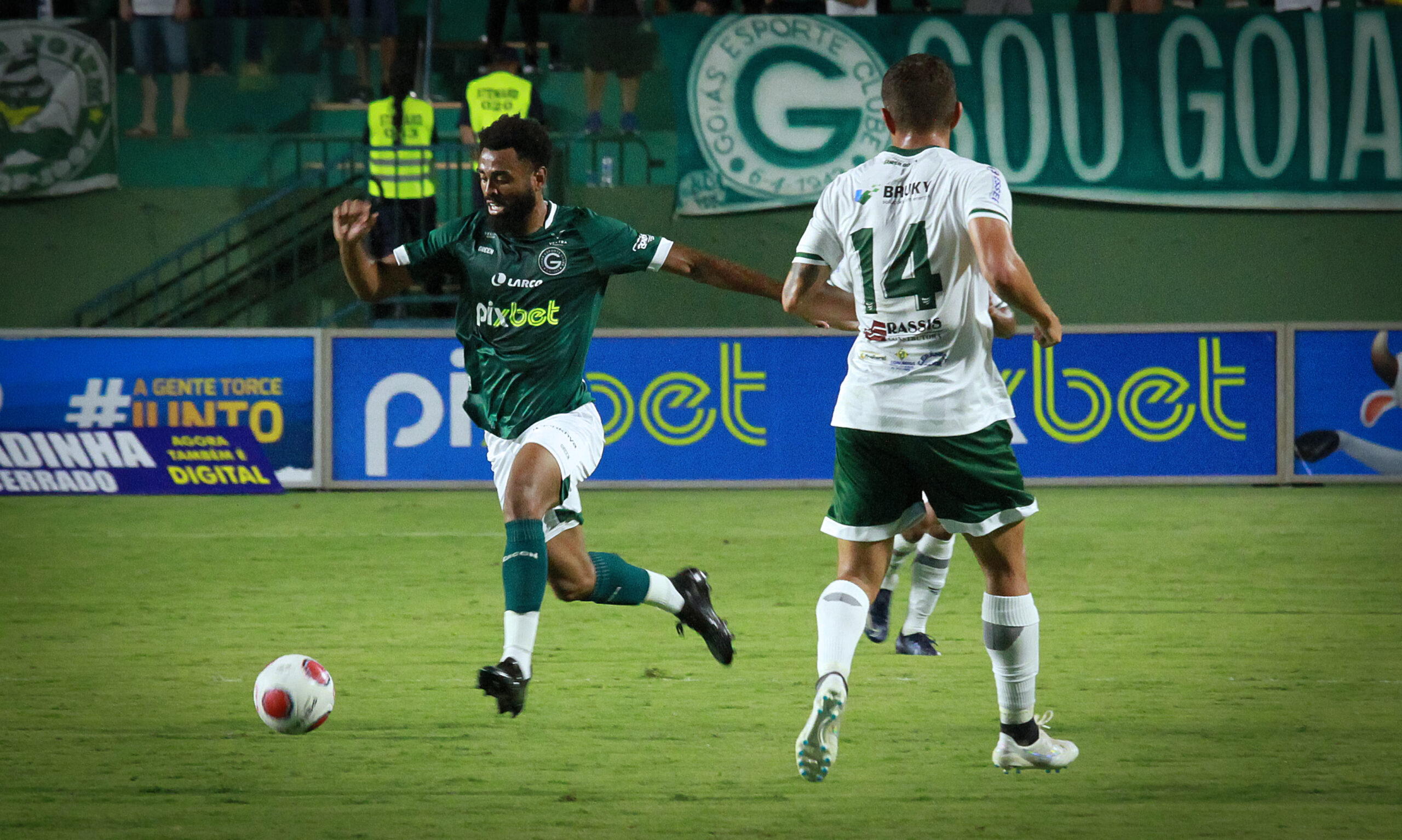 Legenda: Volante foi autor do primeiro gol na vitória sobre o Morrinhos por 2 a 0 | foto: Rosiron Rodrigues / Goiás EC