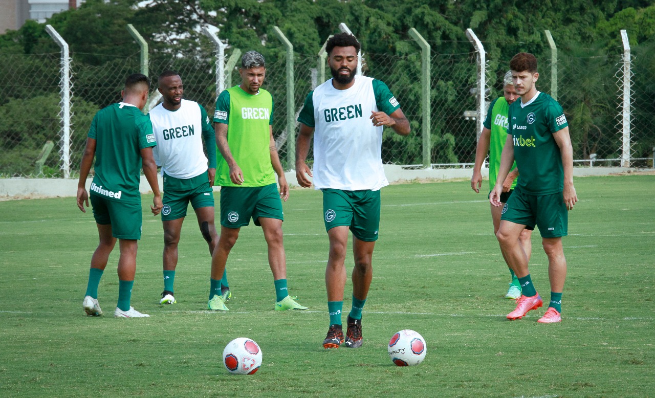 Volante foi autor do terceiro gol do jogo, que deixou o empate em 3 a 3 antes do intervalo | foto: Rosiron Rodrigues / Goiás EC
