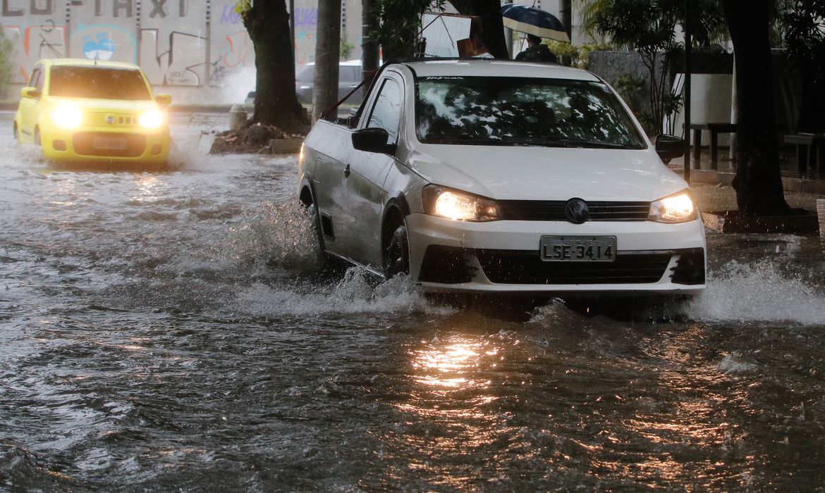 Frente fria traz tempestade, ventania e causa alagamentos no Rio de Janeiro. Rua Pedro Bolato, com bolsão d'água prejudica o trânsito de veículos e pedestres na Barra da Tijuca.