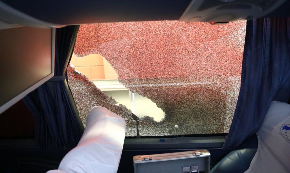 O ônibus do Grêmio foi apedrejado no caminho para o estádio Beira-Rio, em Porto Alegre, para o clássico diante do Internacional | Foto: Reprodução