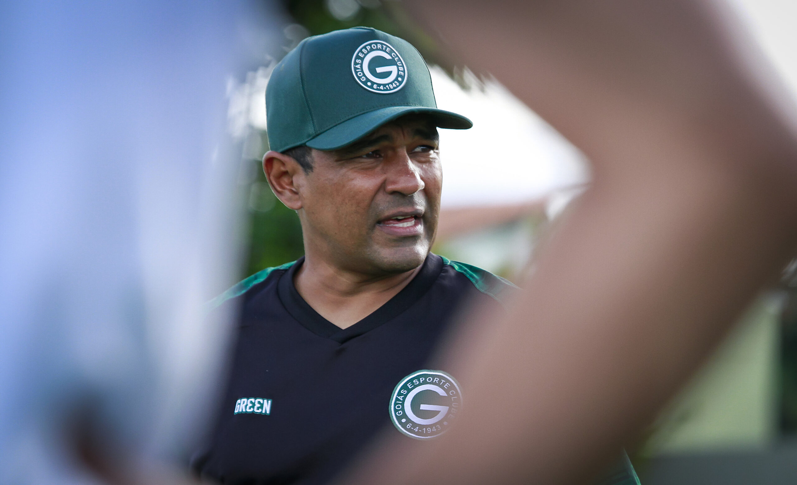 Treinador acredita que existe a possibilidade de usar quatro atacantes em um jogo com a chegada de Pedro Raul | foto: Rosiron Rodrigues / Goiás EC