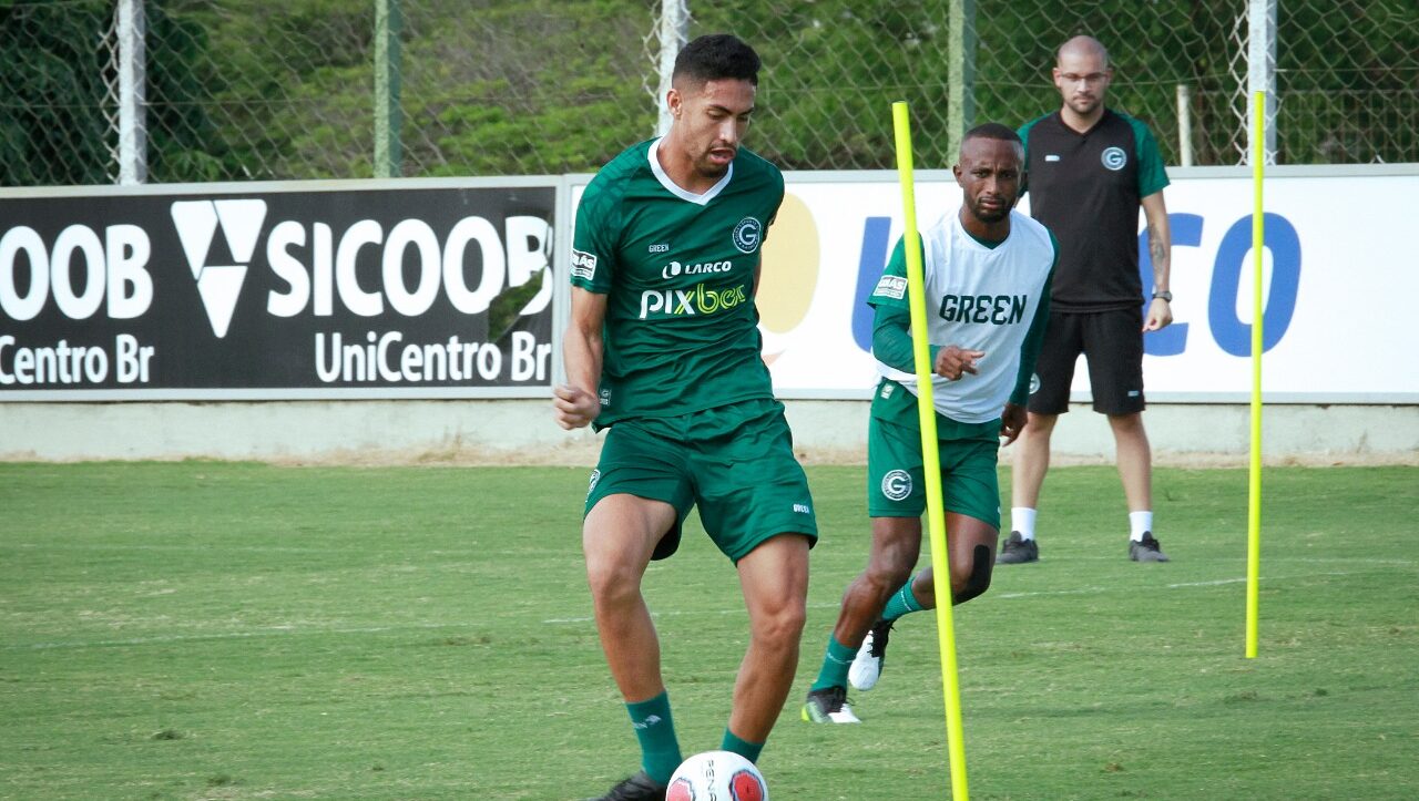 Zagueiro ajudou equipe esmeraldina na campanha do acesso a Série A; seu futuro deve ser definido nos próximos dias | foto: Rosiron Rodrigues / Goiás EC