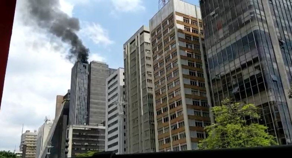 Dez viaturas e 35 homens do Corpo de Bombeiros atuam no local para conter as chamas | Foto: Reprodução