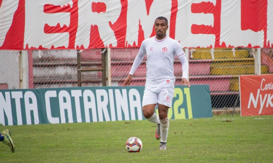 Volante Jean Carlos estava por último no Hercílio Luz e rescindiu antes de vir para a raposa | foto: Patrícia Amorim