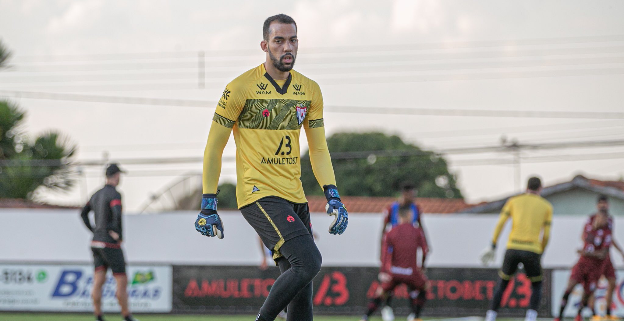 Goleiro estava no Atlético Goianiense, desde 2020 e rescindiu com o rubro-negro antes de acertar a vinda para a raposa | foto: Bruno Corsino / ACG